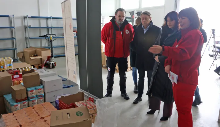 Osijek, 07. 01. 2026, Županica Nata&scaron;a Trami&scaron;ak posjetila je Banku hrane županijskog dru&scaron;tva Crvenog Križa, u Baranskoj 4a u Osijeku. Goran Latković, Goran Ivanović Lac, Nata&scaron;a Trami&scaron;ak, Martina Hećimović.snimio GOJKO MITIĆ