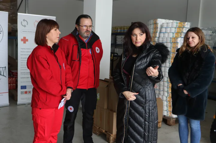 Osijek, 07. 01. 2026, Županica Nata&scaron;a Trami&scaron;ak posjetila je Banku hrane županijskog dru&scaron;tva Crvenog Križa, u Baranskoj 4a u Osijeku. Martina Hećimović, Goran Latković i Nata&scaron;a Trami&scaron;ak.snimio GOJKO MITIĆ