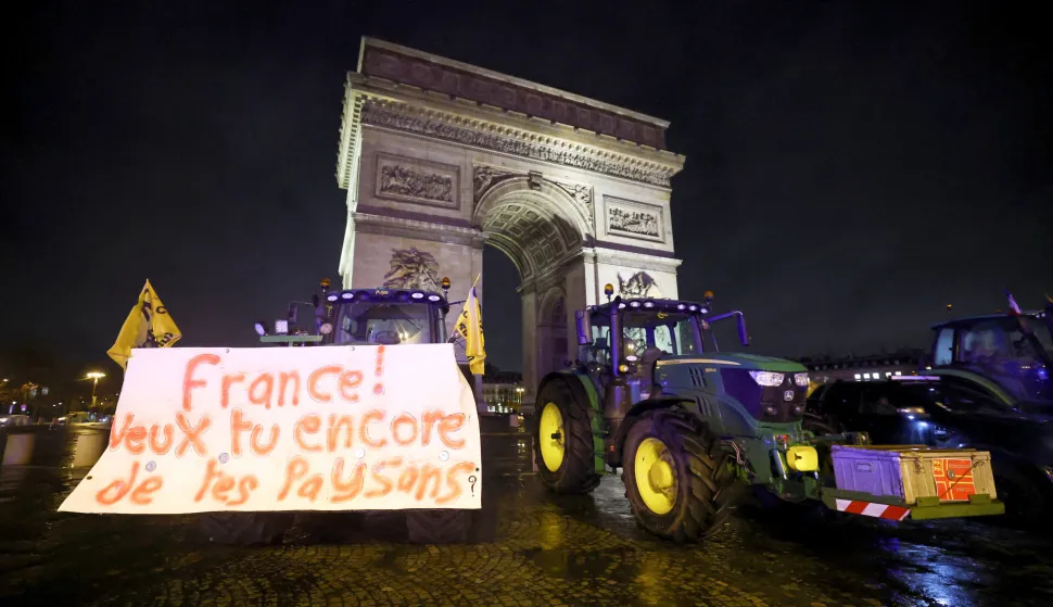 A sign reads "France! Do you want your farmers anymore?" near tractors parked in front of the Arc de Triomphe as French farmers protest against the government's handling of the EU-Mercosur free trade agreement and the handling of the lumpy skin disease outbreak, in Paris, France January 8, 2026. REUTERS/Sarah Meyssonnier Photo: Sarah Meyssonnier/REUTERS