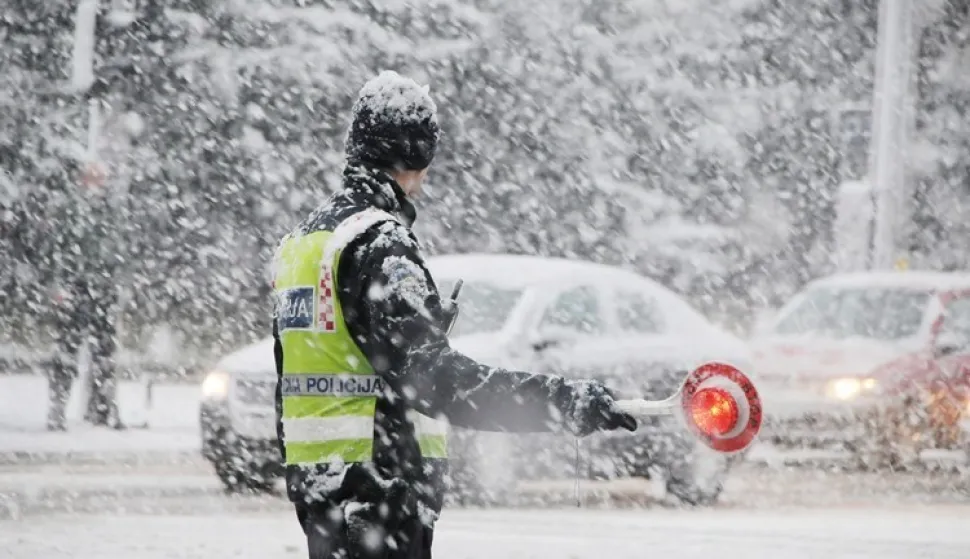 Zimski uvjeti policajac