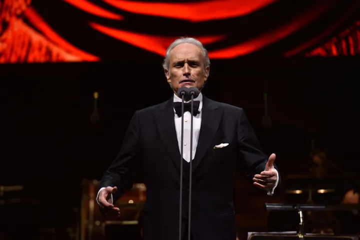 24.07.2016., Pula - Treci pulski koncert cuvenog, svjetski poznatog spanjolskog tenora Josea Carrerasa odrzan je punoj Areni. Carreras se predstavio raznolikim repertoarom, od opernih arija do drugih popularnih skladbi s kojima je odusevio publiku. Osim Carrerasa na ovom velikom humanitarnom spektaklu nastupili su sopranistica Martina Zadro, violoncelistica Ana Rucner i Orkestar opere HNK-a Ivana pl. Zajca Rijeka pod vodstvom Davida Gimeneza."nPhoto: Dusko Marusic/PIXSELL 