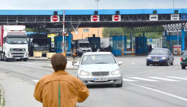 25.09.2015., Slavonski Brod - Zbog situacije na granicnom prijelazu Bajakovo i ostalima prema Srbiji sve je vise kamiona na granicnom prijelazu prema BiH u Slavonskom Brodu jer vozaci traze alternativne pravce. Photo: Ivica Galovic/PIXSELL------4 stupca colornovosit
