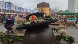 Spomenik prvoj nogometnoj loptu na trgu u Županji prigodno ukra&scaron;en &scaron;okačkim detaljima snimila Marija Le&scaron;ić omerović