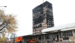 Zagreb, 19.11.2025. - Inženjeri i statičari kod Vjesnikovog nebodera. U Vjesnikovom neboderu na Slavonskoj aveniji požar je izbio u ponedjeljak malo prije ponoći. foto HINA/ Lana SLIVAR DOMINIĆ/ ml