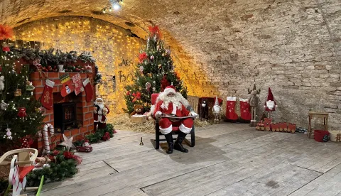 SLAVONSKI BRODKuća Djeda Božićnjaka, koja je tijekom Adventa bila omiljeno mjesto okupljanja djece i obitelji, zatečena je u potpuno devastiranom stanju.siječanj 2026.Ovako je izgledala u prosincu 2025.