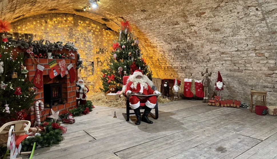 SLAVONSKI BRODKuća Djeda Božićnjaka, koja je tijekom Adventa bila omiljeno mjesto okupljanja djece i obitelji, zatečena je u potpuno devastiranom stanju.siječanj 2026.Ovako je izgledala u prosincu 2025.