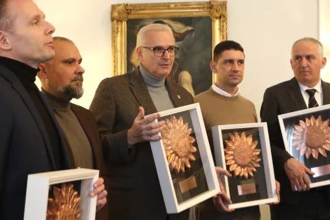 Osijek, 09. 01. 2026, Trg Ante Starčevića 2, Županija. Županica Nata&scaron;a Trami&scaron;ak primila je dobitnike nagrada, Suncokret ruralnog turizma iz OBŽ. U ime nagrađenih obratio se Igor Pavelić, gradonačelnik Belog Manastira, u sredini.snimio GOJKO MITIĆ