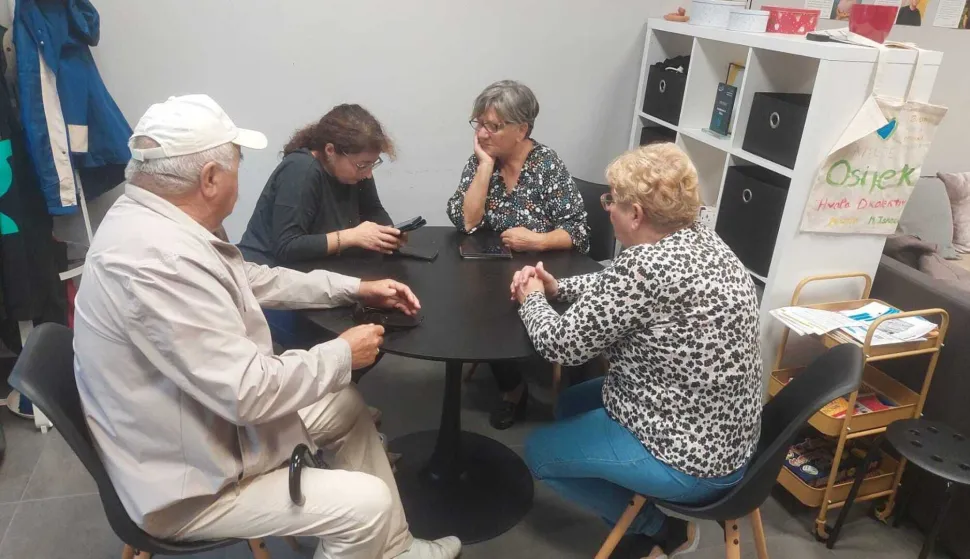 DKolektiv u Osijeku pomaže starijima uhvatiti korak s tehnologijom