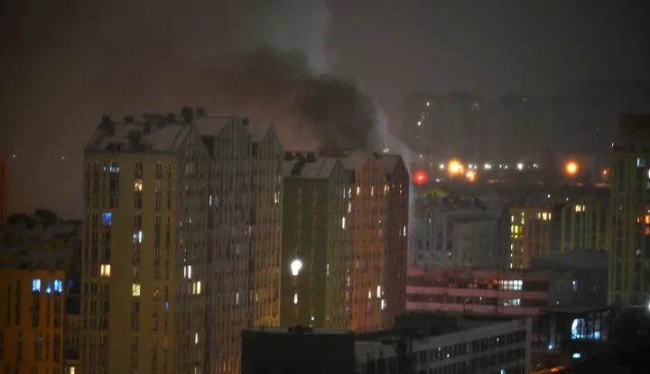 TOPSHOT - Smoke rises from a building after Russia launched an attack with drones and missiles on Kyiv on January 9, 2026, amid the Russian invasion of Ukraine. Russian strikes on Ukraine's capital and its suburbs killed at least three people, Kyiv's mayor said Friday, as the air force issued a countrywide missile warning. The attack on Kyiv ignited fires and damaged apartment buildings, with "three dead and 13 wounded," according to Mayor Vitali Klitschko. (Photo by Eugene KOTENKO/AFP)