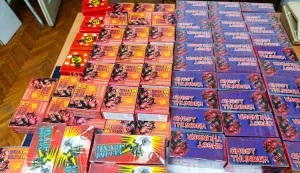 ZAGREB, 30. prosinca 2025. (Hina) - Zagrebačka policija priopćila je kako je u ponedjeljak poslijepodne, na kolniku ulice na području Dubrave, prona&scaron;la veću količinu odloženih kartonskih kutija u kojima se nalazilo 2525 komada različitih pirotehničkih sredstava, od kojih je većina zabranjena.