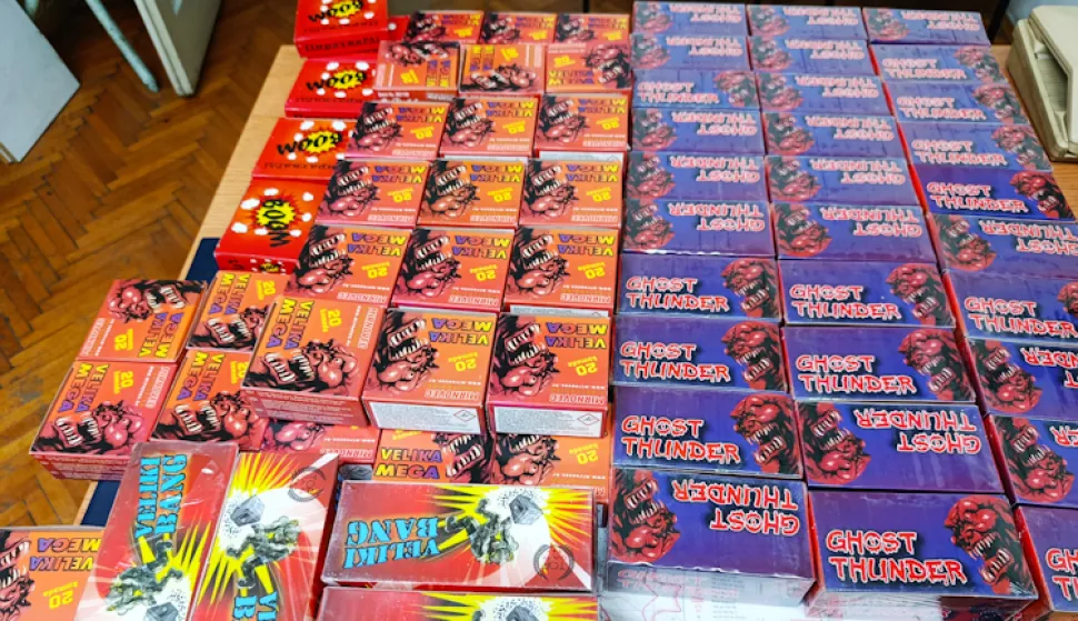 ZAGREB, 30. prosinca 2025. (Hina) - Zagrebačka policija priopćila je kako je u ponedjeljak poslijepodne, na kolniku ulice na području Dubrave, prona&scaron;la veću količinu odloženih kartonskih kutija u kojima se nalazilo 2525 komada različitih pirotehničkih sredstava, od kojih je većina zabranjena.