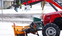 OSIJEK, 3. 1. 2026., Unikom, zimske službe; snijegsnijeg; Unikom; zima; či&scaron;ćenje; ralica; ralice; sol; ceste; staze; čistači; promet; prometnice