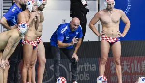 epa12249532 Head coach Ivica Tucak of Croatia talks to his players during the men's water polo quarterfinal match between Hungary and Croatia at the World Aquatics Championships Singapore 2025 in Singapore, 20 July 2025. EPA/Szilard Koszticsak