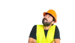 Workman with his arms crossed over white backgroundradnik gradili&scaron;te građevina majstor izgranja ilustracija freepik