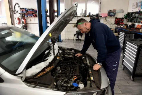 Ljudi bez kojih nema puta: Ruke su svakodnevno u ulju, oči pak na cesti