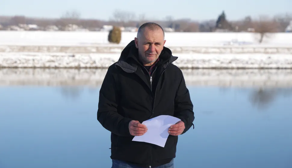 Osijek, 12. 01. 2026., Gornjodravska &scaron;etnica, promenada, Antonijo Galić - pjesnik, samoprozvani pjesnik, čitanje poezije prolaznicima na -10, prolaznci/&scaron;etači ga snimajuSNIMIO BRUNO JOBST
