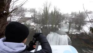 06.01.2022., Slunj - Prvi ovogodisnji snijeg zabijelio je Rastoke koje su i pod snjeznim prekrivacem odusevile prolaznike.  Photo: Kristina Stedul Fabac/PIXSELL