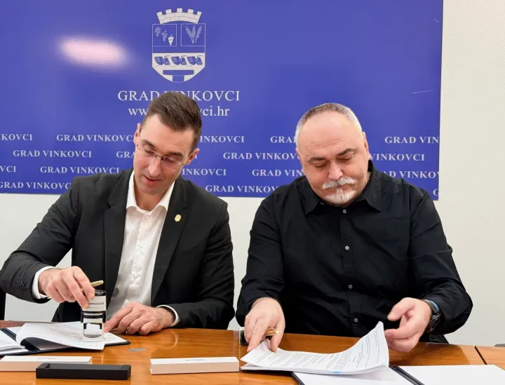Vinkovci, 12.01.2026. - U Vinkovcima uskoro kreće rekonstrukcija otvorene gradske tržnice, projekt vrijedan vi&scaron;e od 3,8 milijuna eura, sufinanciran EU sredstvima, za čiju realizaciju su u ponedjeljak potpisani ugovori s izvođačem radova. foto HINA/ Press Grad Vinkovci/ tm
