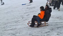 NA&Scaron;ICEPadina iza dvorca protekli je vikend bila ispunjena dječjim smijehom i zimskim radostima. Na natjecanju u sanjkanju okupio se velik broj vrtićaraca, osnovca i njihovih roditelja.siječanj 2026.