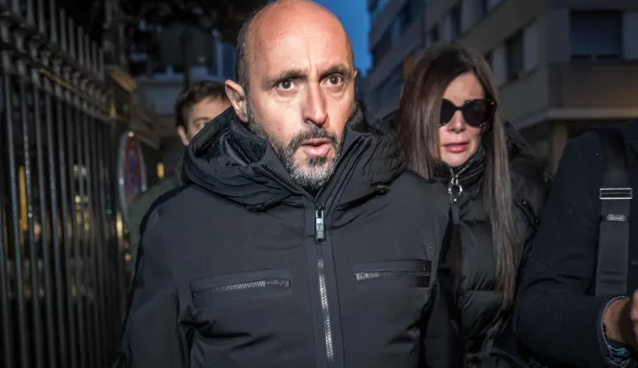 Owners of "Le Constellation" bar Jacques Moretti (L) and Jessica Moretti arrive for a hearing at the Office of the public prosecutor of the Canton of Valais in Sion on January 9, 2026. The French couple, facing charges of manslaughter by negligence, bodily harm by negligence and arson by negligence, have been called in for questioning after 40 people, most of them teenagers, were killed, while 116 were injured in a fire that ripped through a bar in the luxury Alpine ski resort of Crans-Montana on New Year's Eve. (Photo by Fabrice COFFRINI/AFP)