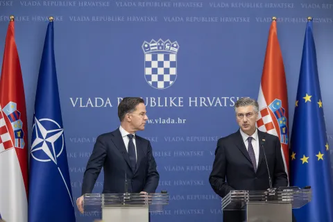 Zagreb, 12.1.2026 - Predsjednik Vlade Andrej Plenković sastao se u Banskim dvorima s glavnim tajnikom Organizacije Sjevernoatlantskog ugovora (NATO) Markom Rutteom. Na slici Andrej Plenković i Mark Rutte tokom konferencije za medije.Foto Hina/ Dario GRZELJ/ dag