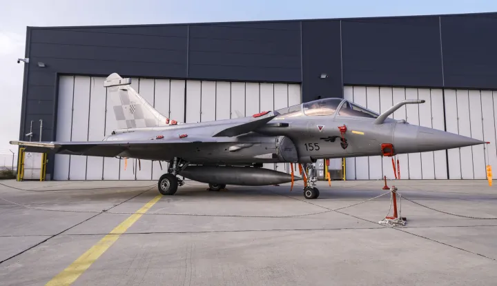 Zagreb, 11.12.2025. - Predsjednik Republike i vrhovni zapovjednik Oružanih snaga RH Zoran Milanović sudjelovao je na obilježavanju 34. obljetnice Hrvatskog ratnog zrakoplovstva. Tim povodom uručo je promaknuća i pohvale pripadnicima Hrvatskog ratnog zrakoplovstva.Na fotografiji ilustracija: Rafale.foto HINA/ Edvard &Scaron;U&Scaron;AK