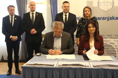 Osijek, 12. 01. 2026, Trg Ante Starčevića 2, Županija. Županica Nata&scaron;a Trami&scaron;ak potpisala ugovor za rekonstrukciju i dogradnju O&Scaron; Kralj Tomislav; Na&scaron;ice. Direktor tvrtke Zuber Dalibor Mihaljević i Nata&scaron;a Trami&scaron;ak.snimio GOJKO MITIĆ