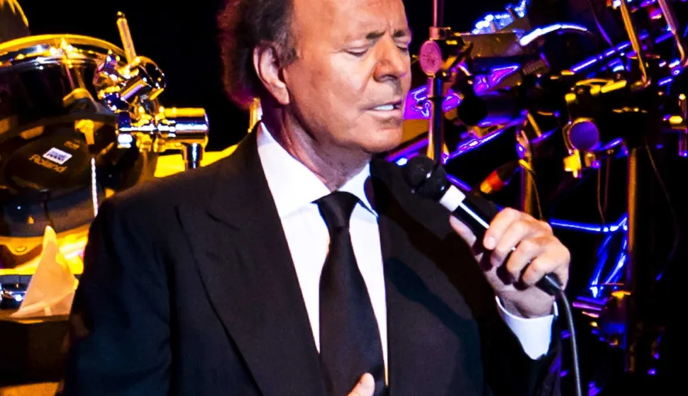 epa07024532 (FILE) - Spanish singer Julio Iglesias performs on stage during his concert at the Heineken Music Hall in Amsterdam, The Netherlands, 09 May 2014 (reissued 16 September 2018). Julio Iglesias turns 75 on 23 September 2018. EPA/REMKO DE WAAL