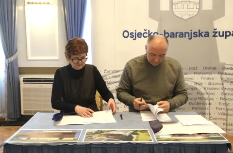 Osijek, 14. 01. 2026., Trg A. Starčevića, Ugovor o zgradi Centra za kontrolu komaraca, potpisivanje Ugovora, Dubravka Vuković - NZJZ; Josip Grubi&scaron;ić - Presing d.o.o.SNIMIO BRUNO JOBST