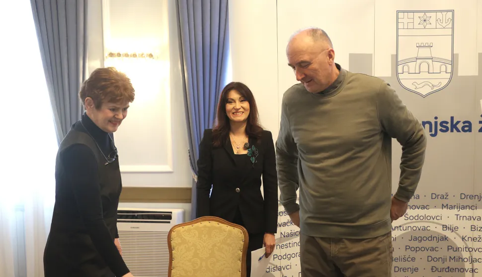 Osijek, 14. 01. 2026., Trg A. Starčevića, Ugovor o zgradi Centra za kontrolu komaraca, potpisivanje Ugovora, Dubravka Vuković - NZJZ; Nata&scaron;a Trami&scaron;ak - županica; Josip Grubi&scaron;ić - Presing d.o.o.SNIMIO BRUNO JOBST