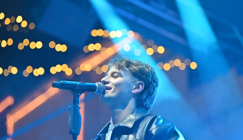 21.12.2025. Makarska, Kacicev trg - Jakov Jozinovic u sklopu makarskog adventu nastupio je na prepunom makarskom Kacicevom trgu. Photo: Matko Begovic/PIXSELL