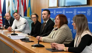 Vukovar, 14.01.2026. - U gradskoj vijećnici Grada Vukovara potpisan ugovor o rekonstrukciji (dogradnji) i opremanju Osnovne &scaron;kole Dragutina Tadijanovića. Na fotografiji Josip Palo&scaron;, Filip Su&scaron;ac, Kristina Bosanac, Marijan Pavliček, Lidija Miletić, Jasmina Jukić. foto HINA/ Gordan Panić/ tm