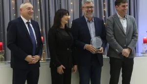 Osijek, 23. 12. 2025, Tradicionalne sarmice u Gardensu na Strossmayerovoj, Sportska zajednica OBŽ, priznanja i sarmice. Županica Nata&scaron;a Trmi&scaron;ak, Dubravko Ižaković.snimio GOJKO MITIĆ