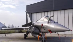 Zagreb, 11.12.2025. - Predsjednik Republike i vrhovni zapovjednik Oružanih snaga RH Zoran Milanović sudjelovao je na obilježavanju 34. obljetnice Hrvatskog ratnog zrakoplovstva. Tim povodom uručo je promaknuća i pohvale pripadnicima Hrvatskog ratnog zrakoplovstva.Na fotografiji ilustracija: Rafale.foto HINA/ Edvard &Scaron;U&Scaron;AK