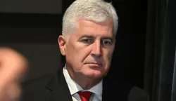 Ora&scaron;je, 10.10.2025. - Ministar prostornog uređenja, graditeljstva i državne imovine Branko Bačić u posjetu Ora&scaron;ju. U Kulturnom centru Ive Gregurevića uručio je ugovore korisnicima o financijskoj potpori projektima za poticanje povratka Hrvata i stvaranja održivih uvjeta života u Bosni i Hercegovini za 2025. godinu. Na fotografiji Dragan Čović.foto HINA/Gordan PANIĆ/ gp