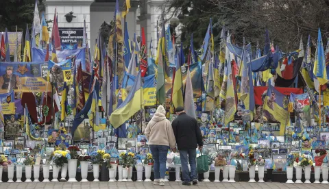 epa12594169 People walk next to a makeshift memorial dedicated to the fallen Ukrainian soldiers and international volunteers in Independence Square in Kyiv, Ukraine, 15 December 2025, amid the Russian invasion. EPA/SERGEY DOLZHENKO