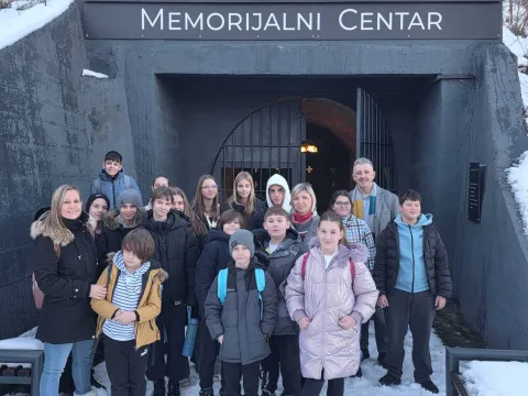 Uoči 15. siječnja, Dana mirne reintegracije hrvatskog Podunavlja, učenici Osnovne &scaron;kole "Mladost" Osijek, zajedno sa svojim učiteljicama Martom Gubinom i Jasnom Jakopović, obilježili su ovaj važan datum kroz edukativno-terenski program posvećen kulturi sjećanja, miru i pomirenju. 