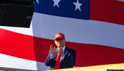 Norfolk, Virginia ? October 5, 2025: US President Donald Trump observes the gathered crowd from the USS Harry S. Truman at the America?s Navy 250: Titans of the Sea celebration. (Photo by Tom Hudson/Sipa USA) Photo: Sipa USA/SIPA USA