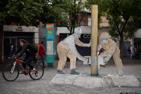 FILE PHOTO: A man rides a bicycle next to the "Oilworkers" statue, in Caracas, Venezuela, December 2, 2022. REUTERS/Gaby Oraa/File Photo Photo: GABY ORAA/REUTERS