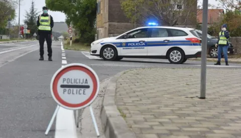 21.04.2020., Vrpolje - Policijska uprava Sibensko-kninska postavila je nove punktove za kontrolu e-propusnica na mjestima izlaza iz zupanije. Photo: Hrvoje Jelavic/PIXSELL