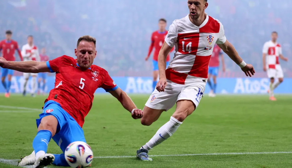 Prag, 09.10.2025 - Utakmica kvalifikacija za Svjetsko nogometno prvenstvo Če&scaron;ka - Hrvatska na Fortune stadionu u Pragu. Na slici Vladimir Coufal, Ivan Peri&scaron;ić.foto HINA/ Damir SENČAR/ ds
