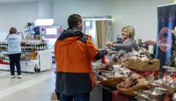 Zagreb, 20.12.2025 - Tradicionalna 3. manifestacija "Adventski ceker". Na manifestaciji sudjeluje 20-tak poljoprivrednih proizvođača sa sjedi&scaron;tem u gradu Zagrebu i Zagrebačkoj županiji te ekolo&scaron;ki proizvođači i proizvođači s oznakom "Plavi ceker". Foto Hina/ Dario GRZELJ/ dag