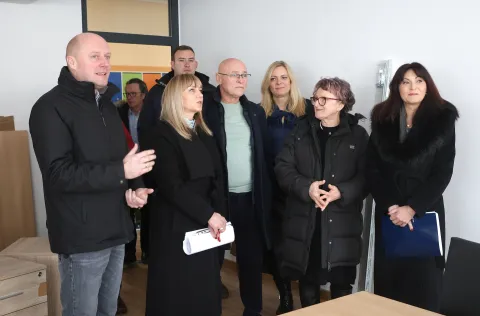 Bilje, 15. 01. 2026., &Scaron;kolska ulica 6, O&Scaron; Bilje, &scaron;kola, nadogradnja, dogradnja, blagavaonica, dvije učionice, obilazak, Josip Miletić; Gabrijela Čurković; Željko Cickaj; Daria Palo&scaron;; Vlatka Hmelik - ravnateljica O&Scaron; Bilje; Nata&scaron;a Trami&scaron;ak - županicaSNIMIO BRUNO JOBST