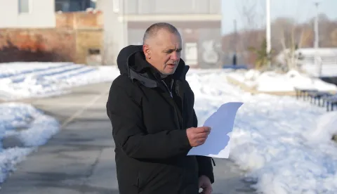 Osijek, 12. 01. 2026., Gornjodravska &scaron;etnica, promenada, Antonijo Galić - pjesnik, samoprozvani pjesnik, čitanje poezije prolaznicima na -10, prolaznci/&scaron;etači ga snimajuSNIMIO BRUNO JOBST
