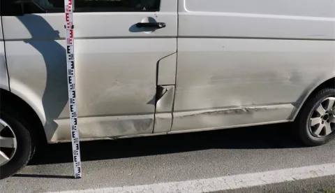 Kombijem punim ilegalnih migranata bježali policiji 