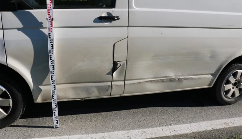 Kombijem punim ilegalnih migranata bježali policiji 