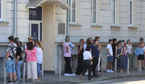 Osijek, 04. 07. 2025, Ekonomski fakultet Osijek, EFOS, red pred fakultetom, vjerojatno se radi o upisima na fakultet.snimio GOJKO MITIĆ