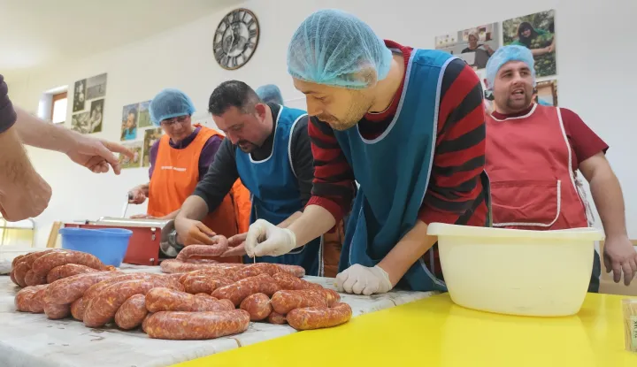 &ldquo;Jaglaci&rdquo; i Kun&scaron;tek napravili kobasicu