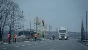 Municipal service workers hang anti-drone nets on the Kharkiv ring road, which runs along the Russian border in Kharkiv, on January 10, 2026, amid the Russian invasion of Ukraine. (Photo by Ivan SAMOILOV/AFP)