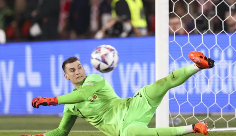 Rotterdam, 18.06.2023 - &Scaron;panjolska nogometna reprezentacija osvojila je treće izdanje Uefine Lige nacija pobjedom u finalu odigranom pred 40.000 gledatelja na stadionu Feijenoord 'De Kuip' u Rotterdamu, do koje su &Scaron;panjolci stigli boljim izvođenjem jedanaesteraca (5-4), jer nakon 120 minuta igre nije bilo pogodaka. Na slici Dominik Livaković prima gol iz jedanaesterca.foto HINA/ Daniel KASAP/ ds